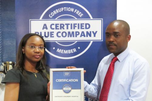 Gertrude’s Children Hospital CEO, Robert Nyarango receiving the Blue Company Certification from UN Global Compact Network Kenya Coordinator Ms. Judy Njino